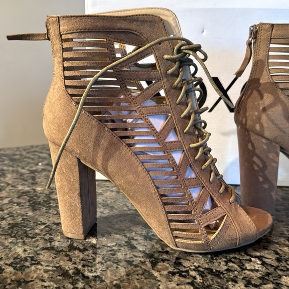 XOXO taupe bedelia peep toe bootie NIB 8.5 - Picture 2 of 11